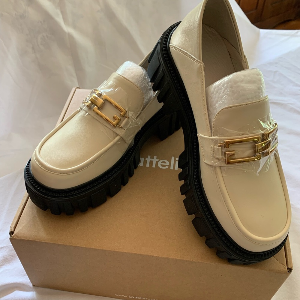 Brand new Lattelier women’s white loafers with chain. Size 6
